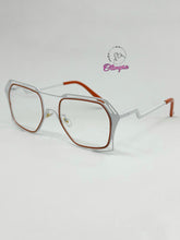 Cargar imagen en el visor de la galería, <div title='Genero UNISEX | Forma CUADRADO RECTANGULAR | Color BLANCO NARANJA | COMPLETO | 141mmANCHOTOTAL | 53mmANCHODELENTE | 43mmALTURADELENTE | 20mmPUENTE | ' > BL-66039 BN </div>