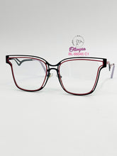 Cargar imagen en el visor de la galería, <div title='Genero MUJER | Forma CUADRADO | Color NEGRO ROJO | COMPLETO | 147mmANCHOTOTAL | 53mmANCHODELENTE | 46mmALTURADELENTE | 17mmPUENTE | 140mmLONGITUDDEV' > BL-66045 C1 </div>