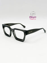 Cargar imagen en el visor de la galería, <div title='UNISEX | CUADRADO | RECTANGULAR | ACETATO | GRIS | | Tipo Lente COMPLETO' > F2686 C2 </div>