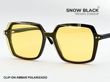 Cargar imagen en el visor de la galería, <div title='Genero UNISEX | Forma CUADRADO | Color NEGRO | COMPLETO | 136mmANCHOTOTAL | 50mmANCHODELENTE | 45mmALTURADELENTE | 17mmPUENTE | 145MM LONG' > F3026 C1 </div>