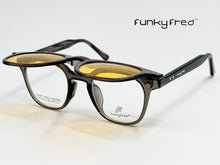 Cargar imagen en el visor de la galería, <div title='Genero UNISEX | Forma CUADRADO | Color GRIS | COMPLETO | 137mmANCHOTOTAL | 46mmANCHODELENTE | 42mmALTURADELENTE | 24mmPUENTE | 146MM LONGI' > FRED-3407SP C2 </div>