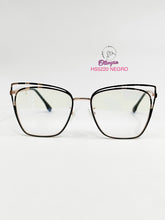 Cargar imagen en el visor de la galería, <div title='Genero MUJER | Forma GATO | Color NEGRO DORADO | RANURADO | 140mmANCHOTOTAL | 54mmANCHODELENTE | 46mmALTURADELENTE | 17mmPUENTE | 145mmLONGITUDDEVAR' > HS5220 NEGRO </div>
