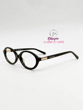 Cargar imagen en el visor de la galería, <div title='Genero MUJER | Forma REDONDO | Color CAFE | COMPLETO | 137mmANCHOTOTAL | 49mmANCHODELENTE | 36mmALTURADELENTE | 18mmPUENTE | 142mmLONGITUDDEVARILLA' > LL-6067 C1 CAFE </div>