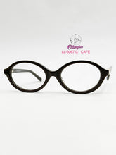 Cargar imagen en el visor de la galería, <div title='Genero MUJER | Forma REDONDO | Color CAFE | COMPLETO | 137mmANCHOTOTAL | 49mmANCHODELENTE | 36mmALTURADELENTE | 18mmPUENTE | 142mmLONGITUDDEVARILLA' > LL-6067 C1 CAFE </div>