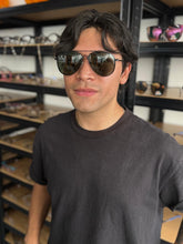 Cargar imagen en el visor de la galería, <div title='Genero UNISEX | Forma AVIADOR | Color NEGRO | COMPLETO | 145mmANCHOTOTAL | 57mmANCHODELENTE | 50mmALTURADELENTE | 15mmPUENTE | 145MMLONGITUDDEVARIL' > MAX-MEN-147 C1 </div>