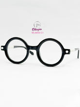 Cargar imagen en el visor de la galería, <div title='Genero MUJER | Forma REDONDO | Color BLANCO NEGRO | COMPLETO | 146mmANCHOTOTAL | 44mmANCHODELENTE | 45mmALTURADELENTE | 25mmPUENTE | 145mmLONGITUDDE' > ML56003 C1 </div>