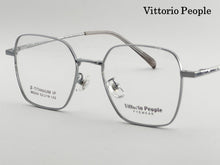 Cargar imagen en el visor de la galería, <div title='Genero UNISEX | Forma CUADRADO | Color PLATA | COMPLETO | 141mmANCHOTOTAL | 52mmANCHODELENTE | 45mmALTURADELENTE | 19mmPUENTE | 142MM LONG' > TITANIUM-86009 C2 </div>