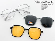 Cargar imagen en el visor de la galería, <div title='Genero UNISEX | Forma CUADRADO | Color PLATA | COMPLETO | 141mmANCHOTOTAL | 52mmANCHODELENTE | 45mmALTURADELENTE | 19mmPUENTE | 142MM LONG' > TITANIUM-86009 C2 </div>