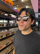 Cargar imagen en el visor de la galería, <div  title='Genero UNISEX | Forma CUADRADO RECTANGULAR | Color CAFÉ CAREY  | TIPO DE LENTE COMPLETO | 143mmANCHOTOTAL | 51mmANCHODELENTE | 43mm ALTURA DE LEN' > AC006SP BROWN-BRN </div>
