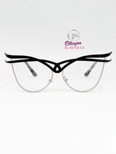 Cargar imagen en el visor de la galería, <div  title='Genero  | Forma MUJER GATO | Color  MORADO NEGRO |  | COMPLETOmmANCHOTOTAL | 140mmANCHODELENTE | 54mmALTURADELENTE | 14mmPUENTE | 140mmLONGITUDDEVARIL' > BL-66108 C3 </div>
