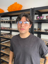 Cargar imagen en el visor de la galería, <div  title='Genero UNISEX | Forma AVIADOR  | Color NEGRO   | COMPLETO | 145mmANCHOTOTAL | 57mmANCHODELENTE | 50mmALTURADELENTE | 15mmPUENTE | 145MMLONGITUDDEVARIL' > MAX-MEN-147  C1 </div>
